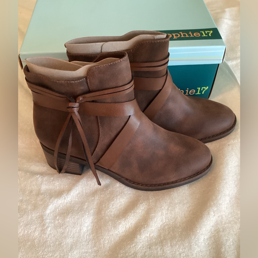 Sophie 17 Kristen brown boots, zip sides with tassels